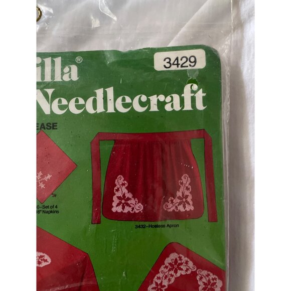 Bucilla Christmas Needlecraft Kit No. 3429 "Poinsettia" Easy-Care Table Panel Se - Picture 4 of 13